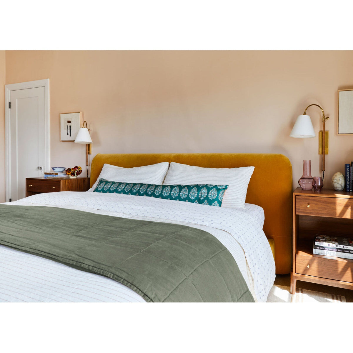 Curves Plug-In Sconce – Aged Brass Articulated Arm Wall Light with White Linen Shade