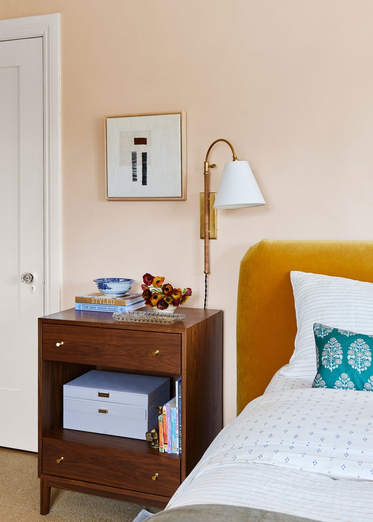 Curves Plug-In Sconce – Aged Brass Articulated Arm Wall Light with White Linen Shade