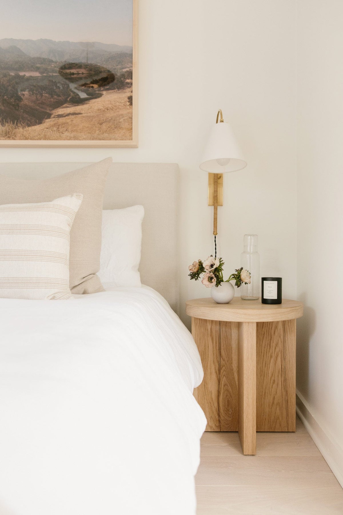 Curves Plug-In Sconce – Aged Brass Articulated Arm Wall Light with White Linen Shade