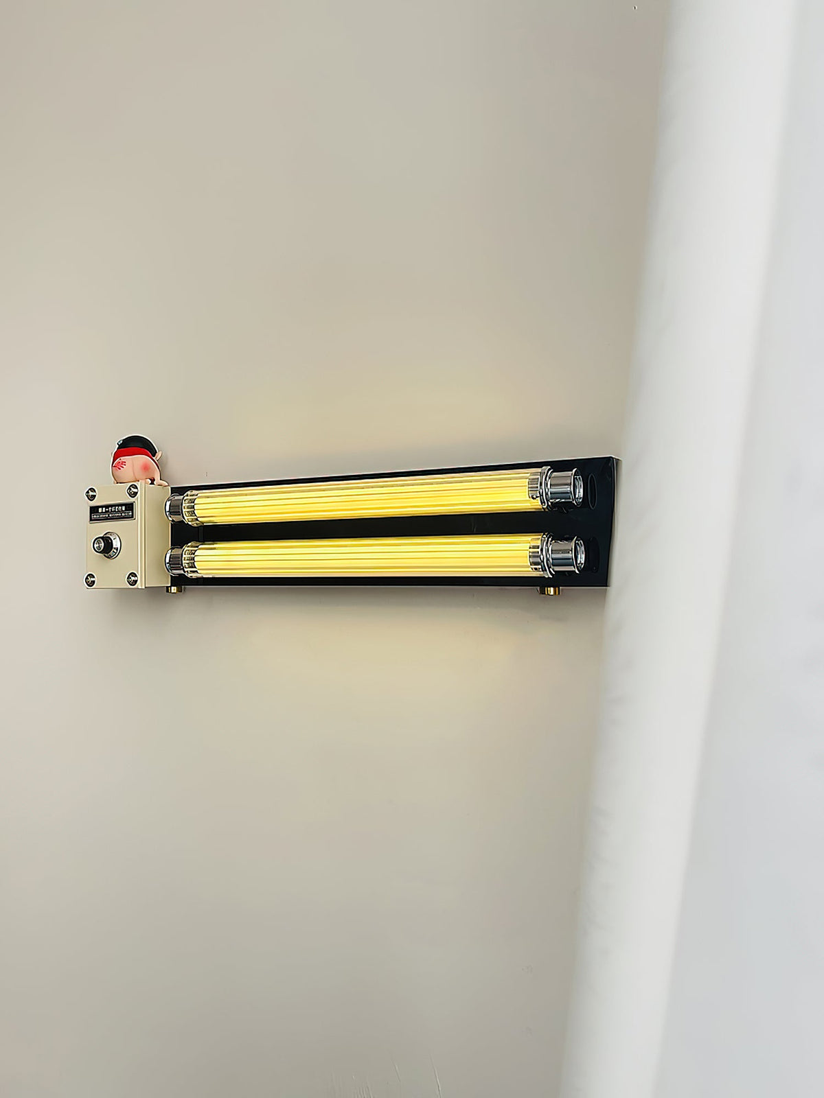 Cutshall Wall Lamp – Modern Architectural Linear LED Sconce