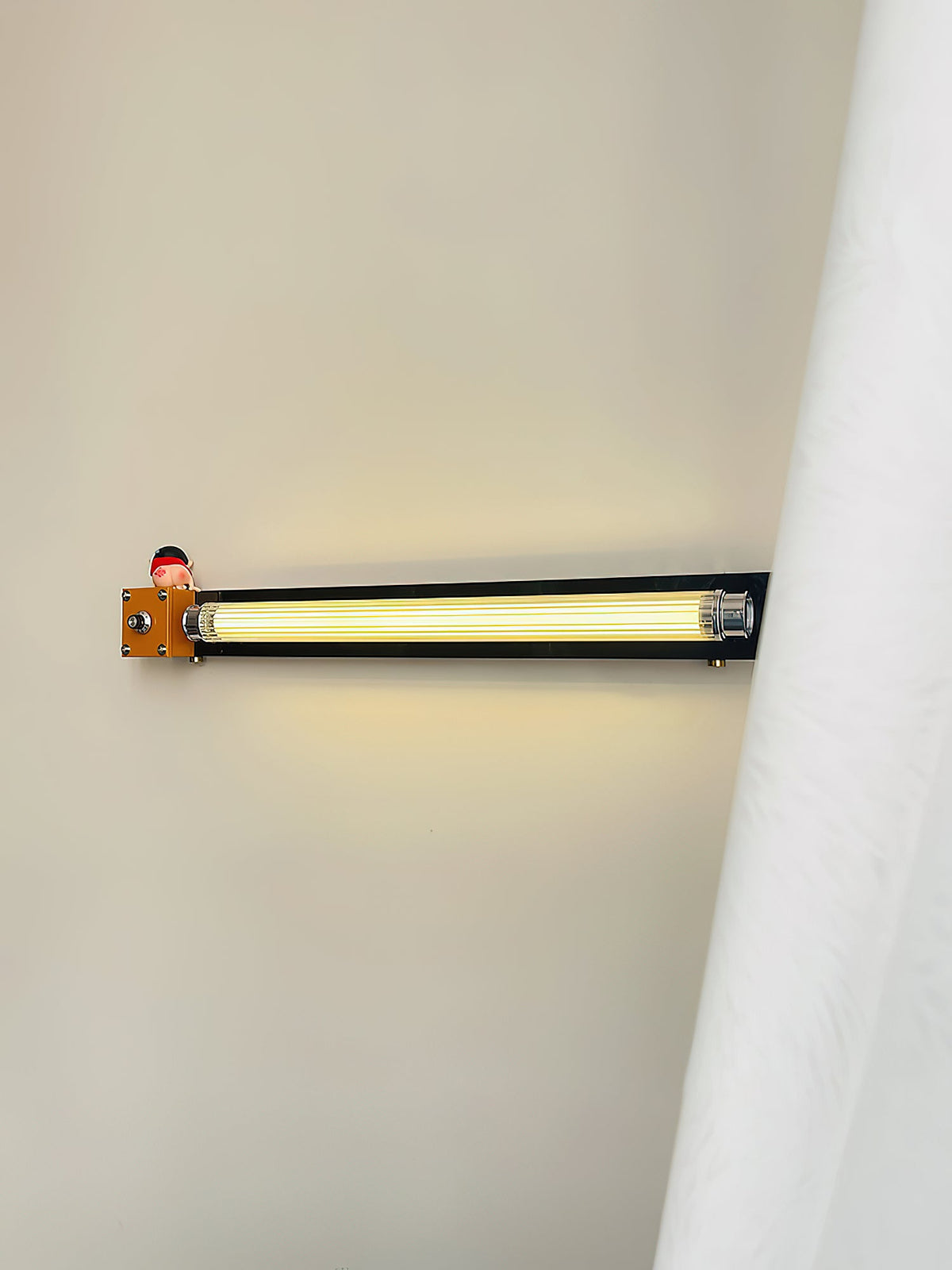 Cutshall Wall Lamp – Modern Architectural Linear LED Sconce