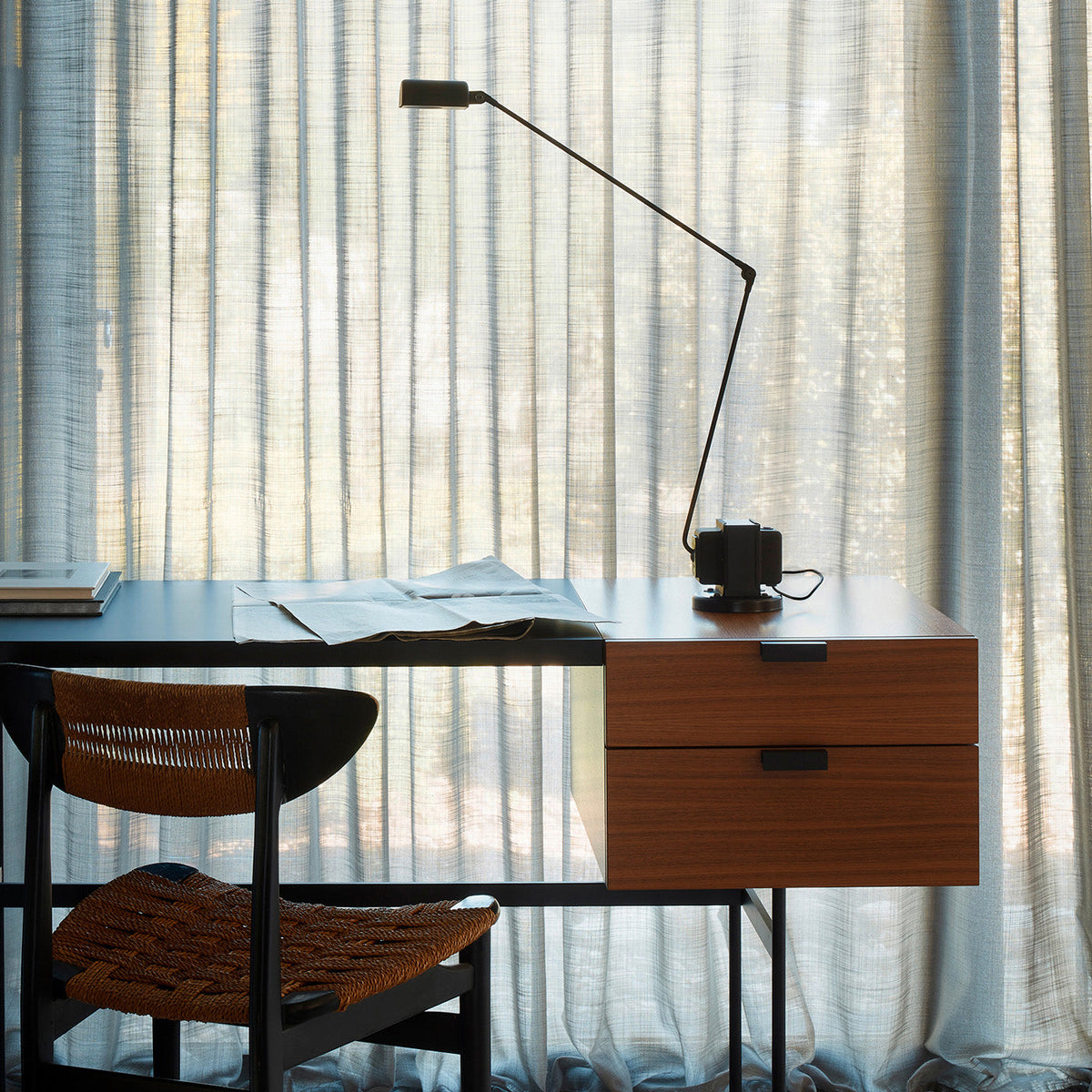 Daphine Table Lamp – Minimalist Adjustable LED Desk Light with Stepless Dimming