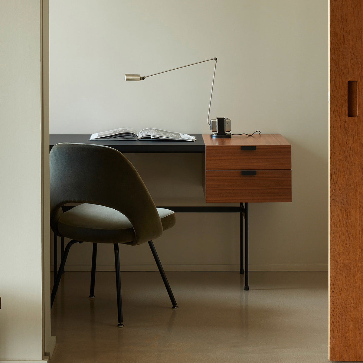 Daphine Table Lamp – Minimalist Adjustable LED Desk Light with Stepless Dimming