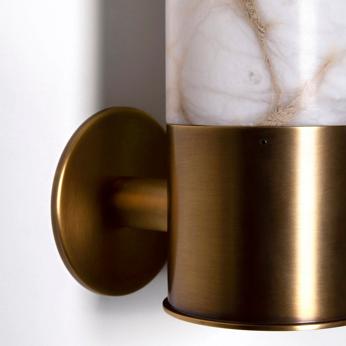 Erato Alabaster Wall Lamp – Modern Brass & Natural Stone Sconce