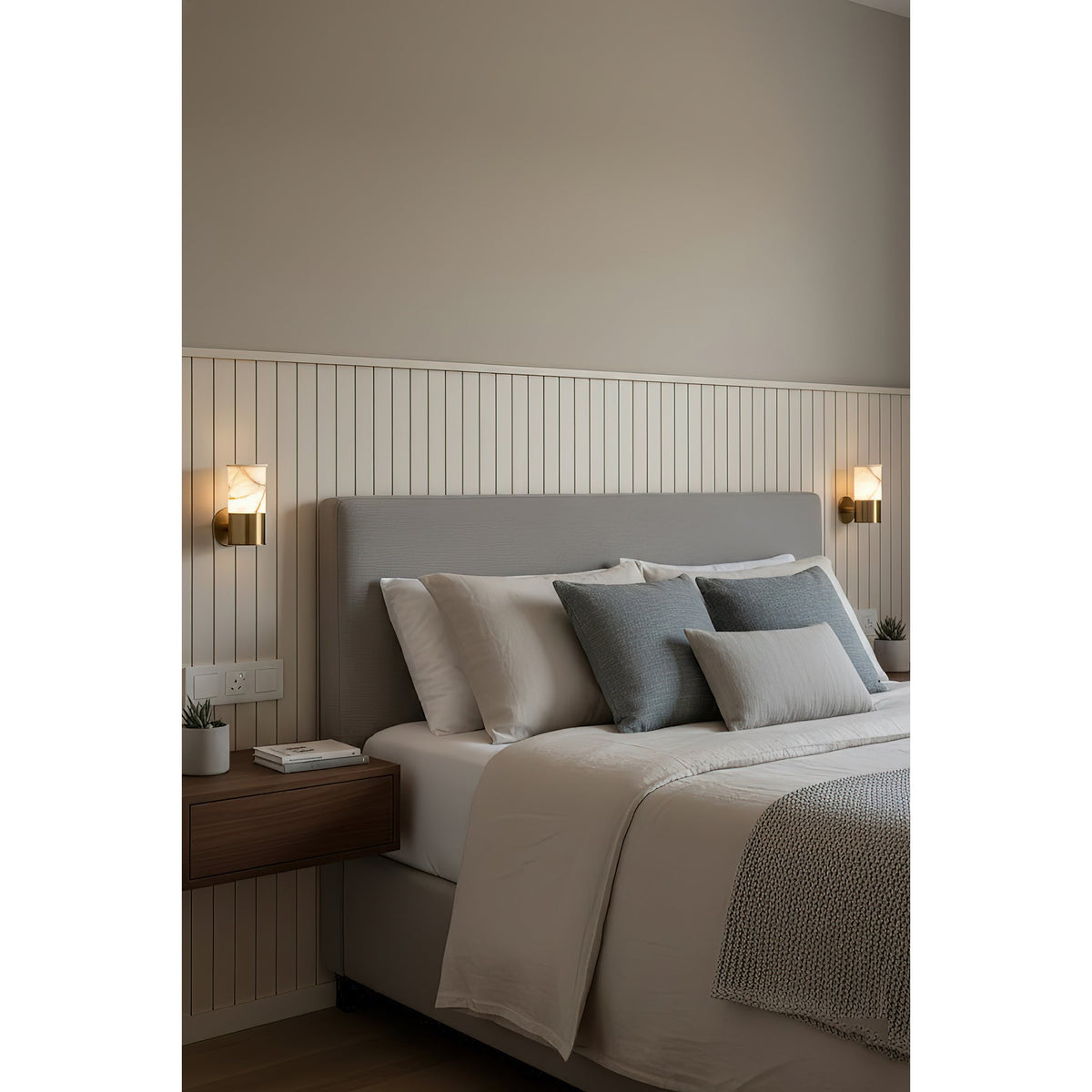 Erato Alabaster Wall Lamp – Modern Brass & Natural Stone Sconce