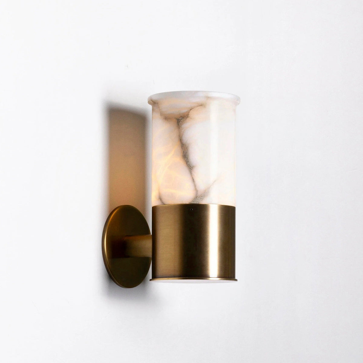 Erato Alabaster Wall Lamp – Modern Brass & Natural Stone Sconce
