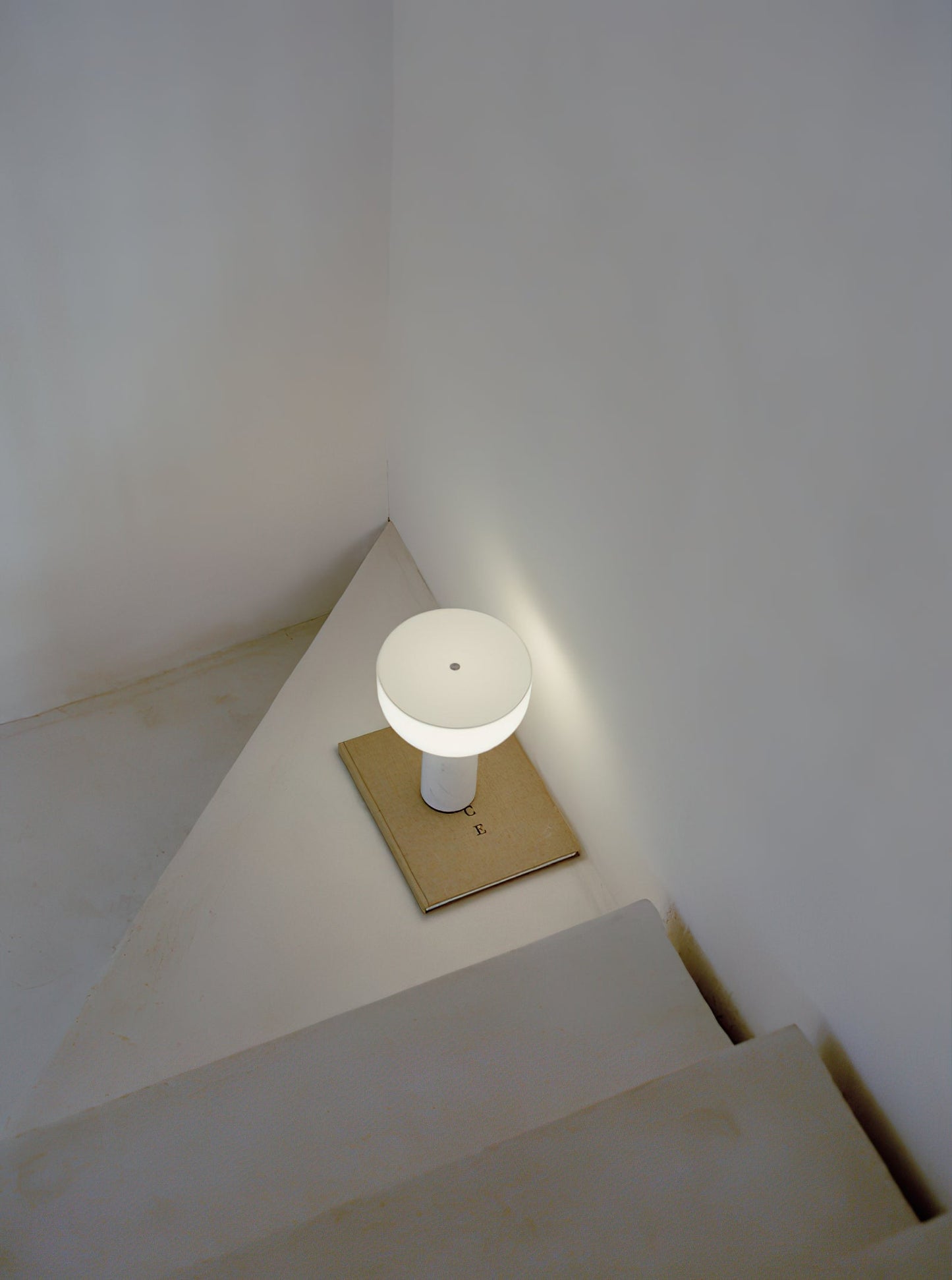 Kizu Table Lamp (Cordless) - Rechargeable Marble & Acrylic Lamp | Italian Palazzo Style