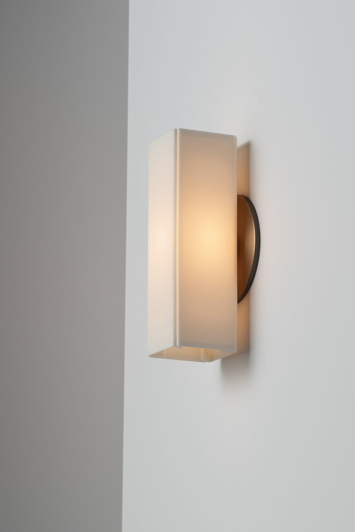 Loir Wall Lamp - Brushed Black Brass & Polymer Geometric Sconce
