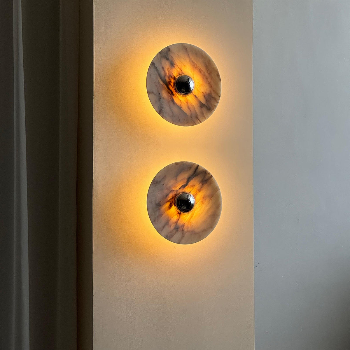 Calacatta Marble Wall Lamp – Minimalist Circular White Marble & Chrome LED Sconce