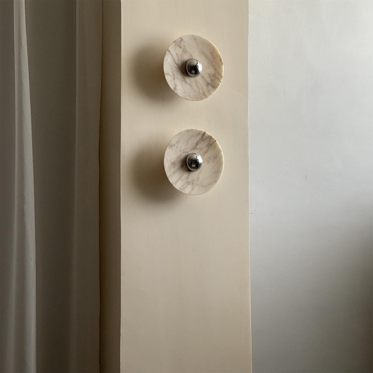 Calacatta Marble Wall Lamp – Minimalist Circular White Marble & Chrome LED Sconce