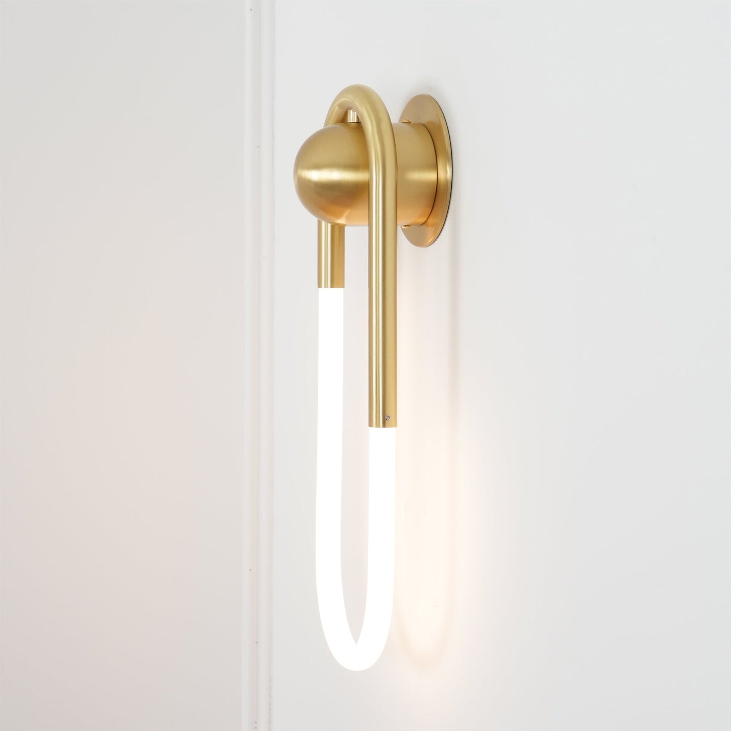 Rudi Loop Wall Lamp - Minimalist Hand-Bent Brass LED Sconce | Geometric Fluid Art Light