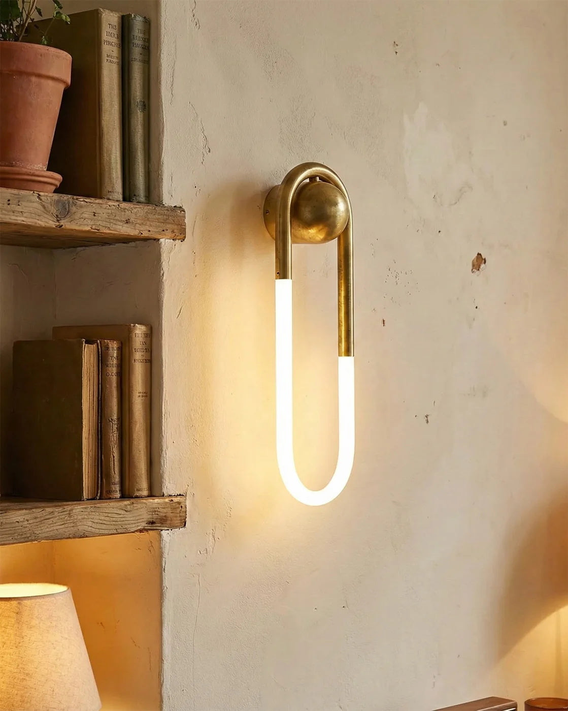 Rudi Loop Wall Lamp - Minimalist Hand-Bent Brass LED Sconce | Geometric Fluid Art Light
