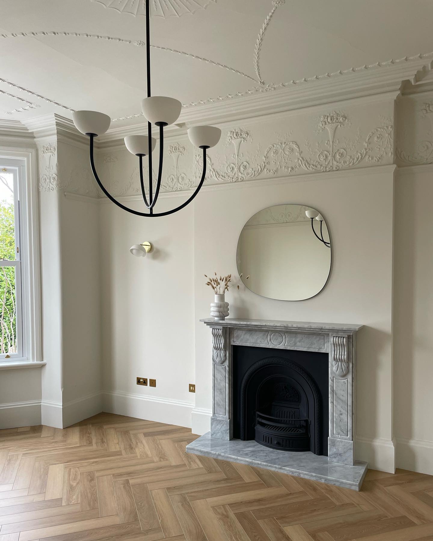 Ruzo Chandelier - Minimalist 4-Light Porcelain & Brass Pendant | Monochrome Designer Chandelier
