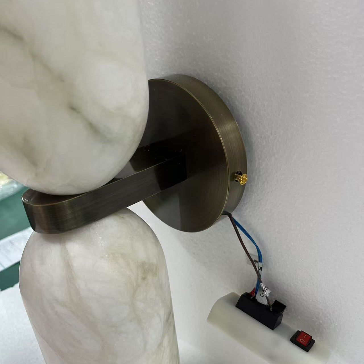 Tandem Alabaster Wall Lamp - Brass & Natural Alabaster Sconce | Modern Vertical Stone Wall Light