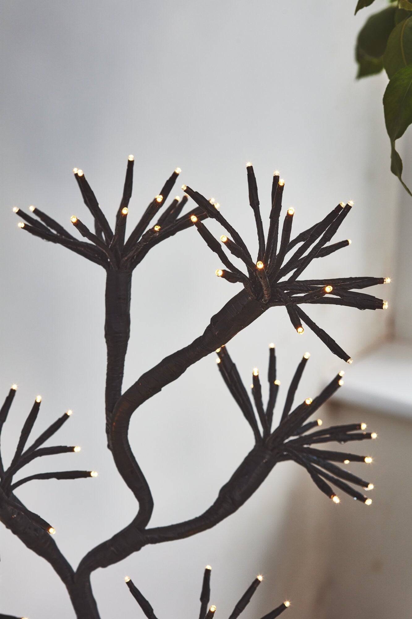 Solar Starburst Branch Light - 140 LED Dual-Powered 4ft Decorative Garden Light