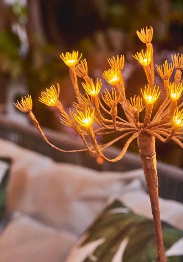 Solar Wild Fennel Light - 15 LED Dual-Powered Botanical Stake Light